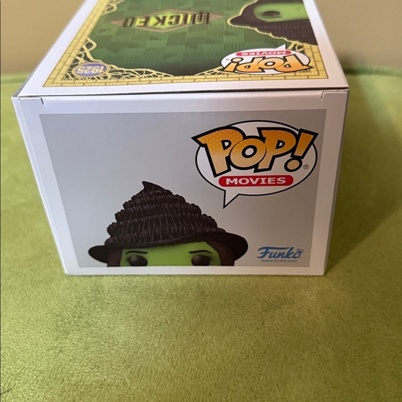 Funko Pop! Elphaba with Grimmerie - Picture 7 of 8